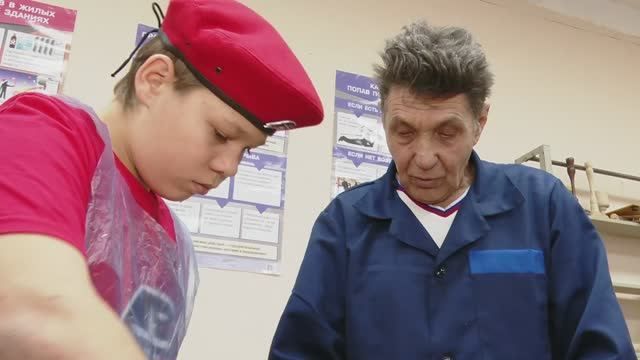 В селе Александровская Слобода дети изготавливают окопные свечи для участников СВО