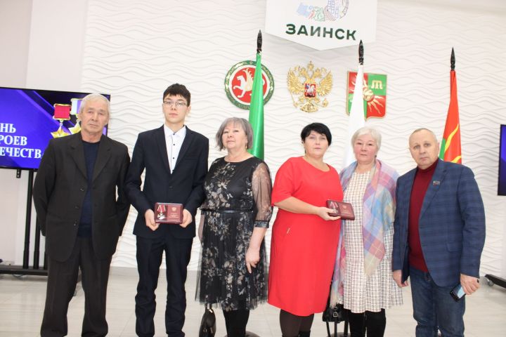 Зәйдә Ватан Геройлары көнендә махсус операциядә һәлак булганнарның гаиләләренә дәүләт бүләкләре тапшырылды
