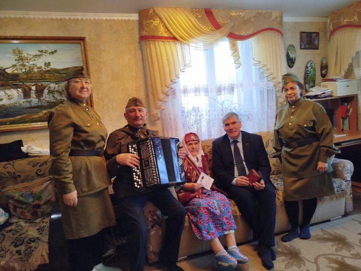 В Заинске труженикам тыла вручили памятные медали «80 лет Великой Победы»