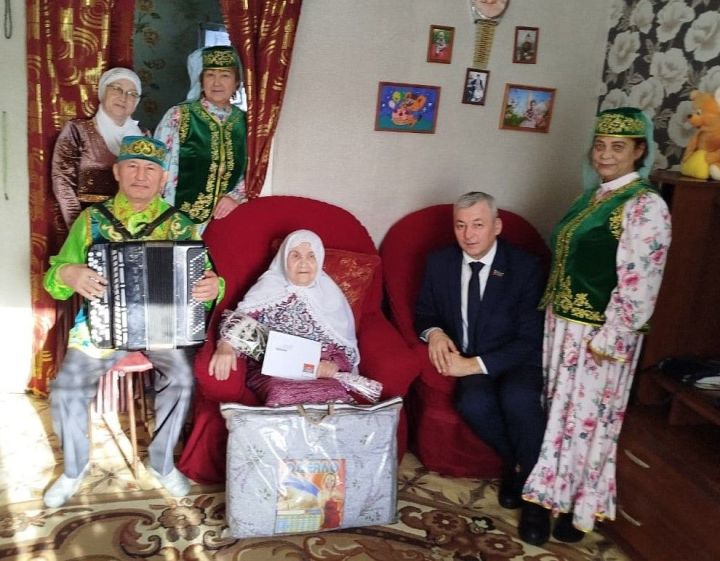 95-летний юбилей жительницы Кармалки: история труда, любви и благодарности