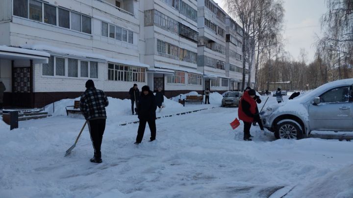 В Заинске жители многоквартирного дома объединились для уборки снега