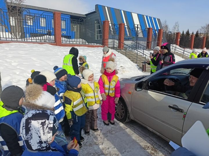 Балалар юл кагыйдәләре язылган валентинкалар тараттылар