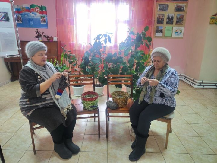 Урсай авылы хатын-кызлары хәрбиләргә Россия символикасы белән оекбашлар бәйлиләр