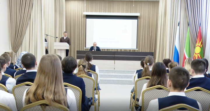 В татарской гимназии имени Рината Фардиева прошел парламентский урок