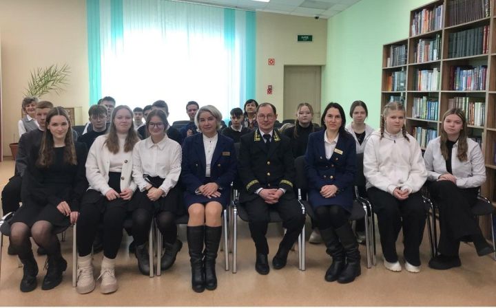 Правовой час «С законом на Вы» для школьников Заинска: встреча с судьями