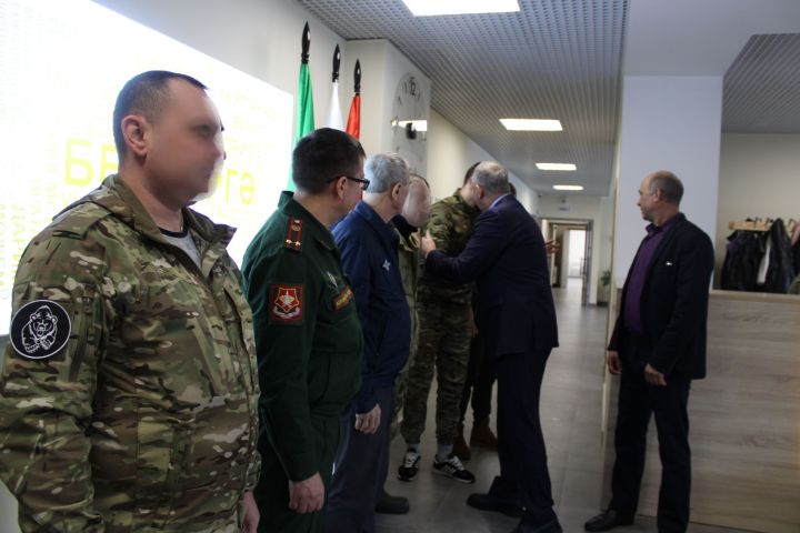 В Заинске наградили жителей за помощь военнослужащим