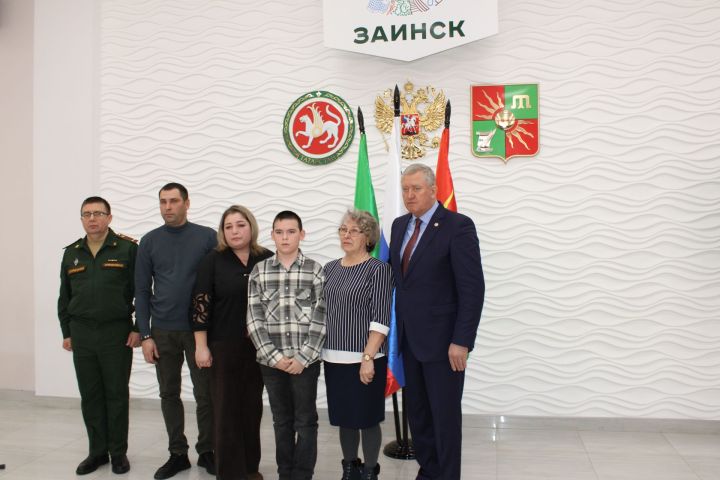 Махсус хәрби операциядә һәлак булган Зәй егетләренең гаиләләренә Батырлык орденнары тапшырылды