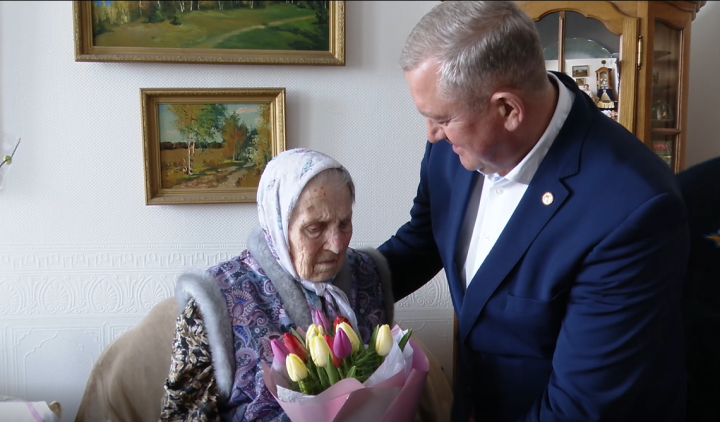 Ветерана ВОВ Заинска с Международным женским днем поздравил Глава района Разиф Каримов
