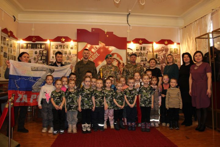 Зәйнең “Каенкай” бакчасы балалары махсус хәрби операциядә катнашучы абыйлары белән очрашты