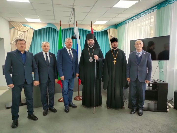 Зәй районы башлыгы Разиф Кәримов  епископ Мефодий белән очрашуда Изге Макарий храмы төзелеше турында сөйләштеләр