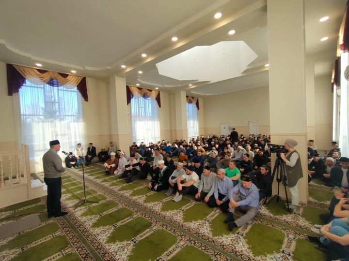 Ураза гаетендә Зәй районы мөселманнары иртән иртүк мәчетләргә килде