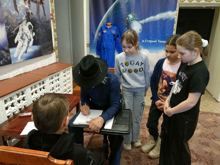 Зәй рәссамы балалар өчен шарж ясау буенча мастер-класс күрсәтте