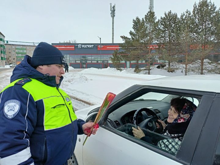 Акция «Цветы для автоледи» в Заинске: юные инспекторы поздравили женщин-водителей