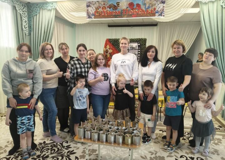Күңел җылысын кушып: балалар әниләре белән окоп шәмнәре ясадылар