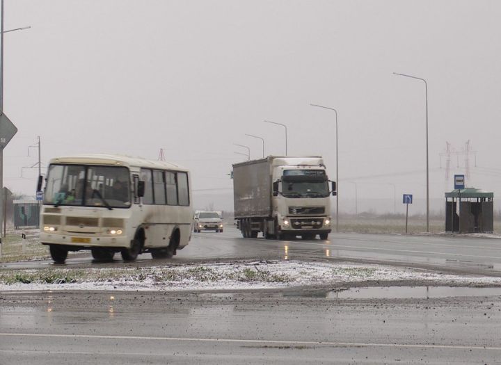 Юл инспекторлары автобус йөртүчеләрне тикшерә