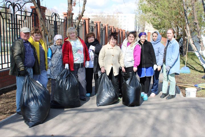 Жители Заинска убирают мусор с улиц в санитарные дни