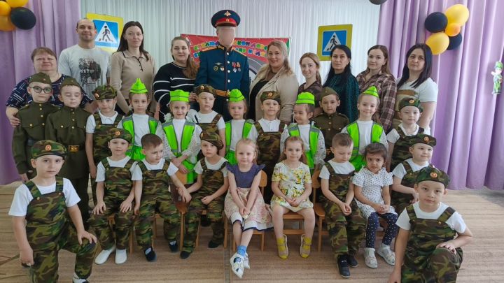 Заинские дети встретили героя: боец СВО рассказал о войне
