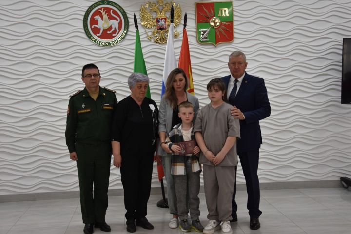 Зәйдә махсус операциядә һәлак булганнарның гаиләләренә Батырлык орденнары тапшырылды