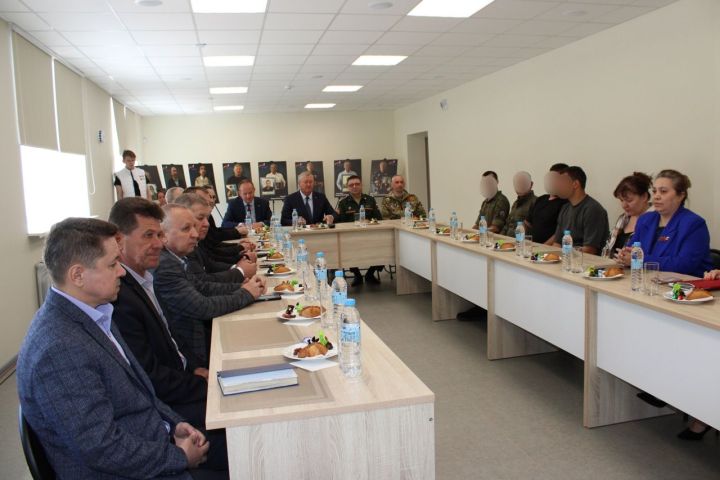 Зәй районы башлыгы ялга кайткан хәрбиләр белән очрашты