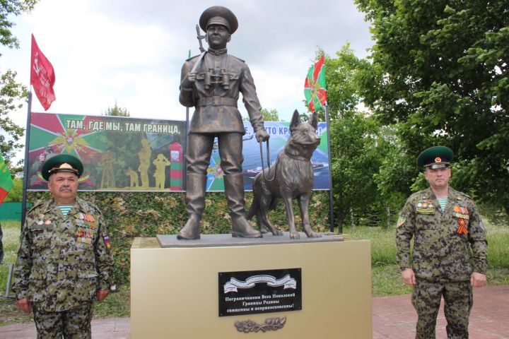 Зәйдә чик сакчыларына яңа һәйкәл ачылды