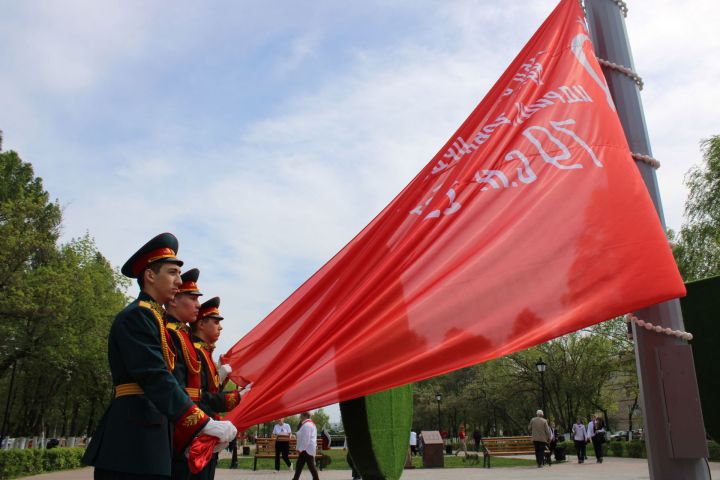 В Заинске Знамя Победы площадью 24 м² подняли на 20-метровую высоту