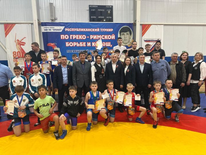 Заинские спортсмены выиграли в турнире по греко-римской борьбе