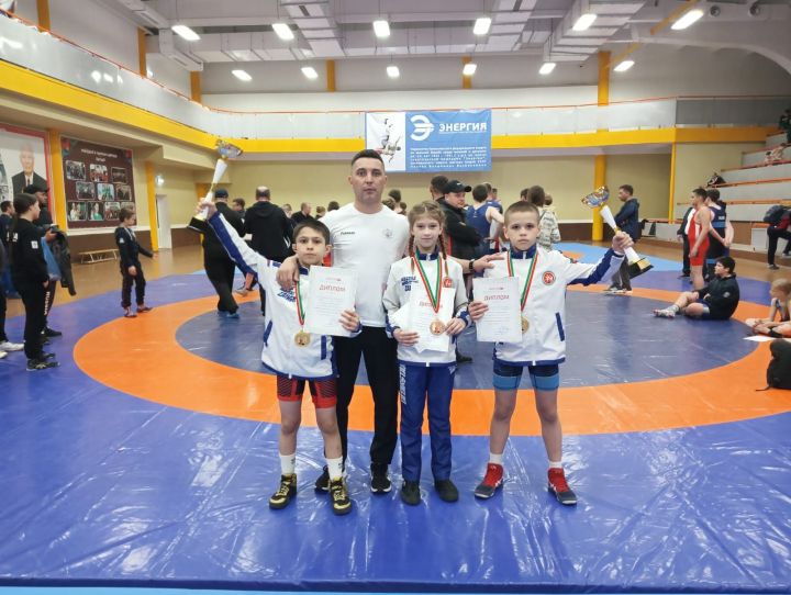 Зәйнең яшь көрәшчеләре – Идел буе округы беренчелеге чемпионнары