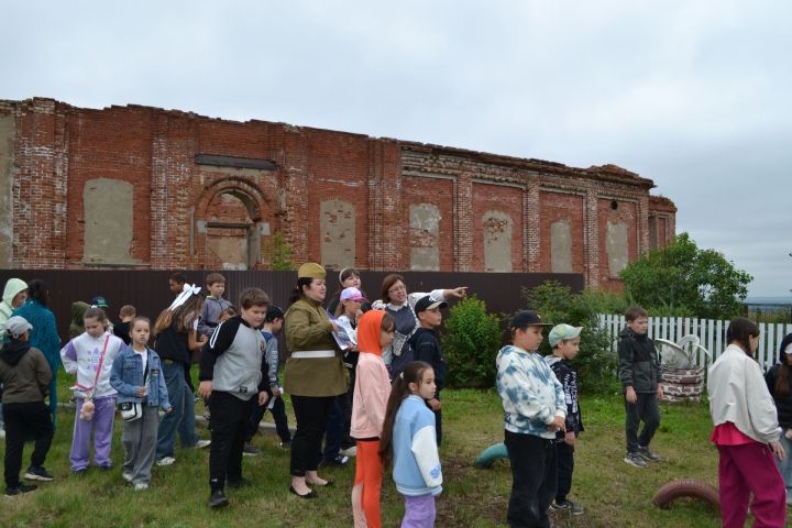 Иске Зәй балалары Хәтер һәм кайгы көне уңаеннан тарихи сәяхәттә булды
