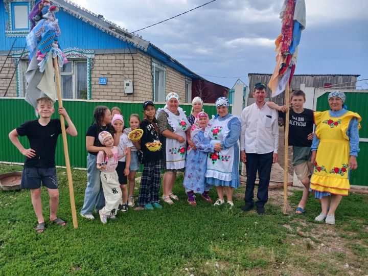 Сармашбашлылар ил-көннәребез тыныч булсын дигән теләктә Сабантуйга бүләкләр чыгарды