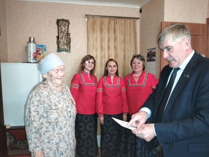 В Заинске поздравили 95-летнюю юбиляршу