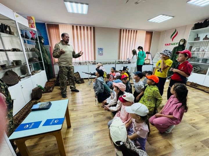 Заинские поисковики проводят экскурсии по музею боевой славы для детей