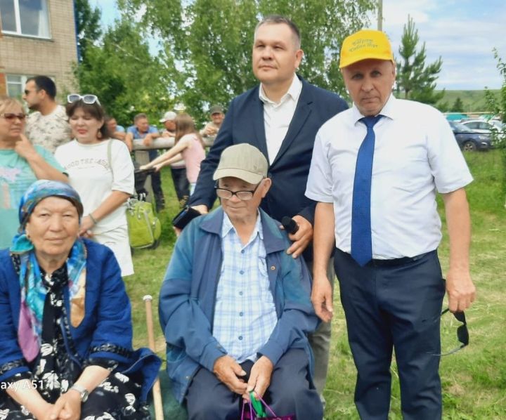 “Зәй-информ” житәкчесе Баграж Сабантуенда “Зәй офыклары”на язылу өчен сертификат бүләк итте