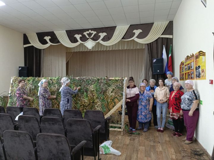 Волонтеры в Аксарино сделали 370 масксетей для бойцов СВО