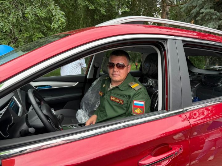 Зәйнең махсус хәрби операция ветеранына машина тапшырылды