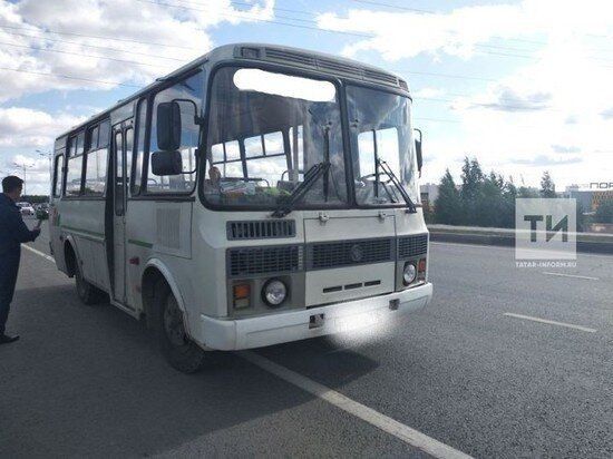 Юл инспекторлары автобус йөртүчеләрне тикшерә