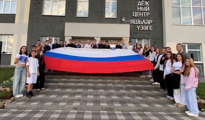 Заинская молодежь поздравила земляков с Днем государственного флага