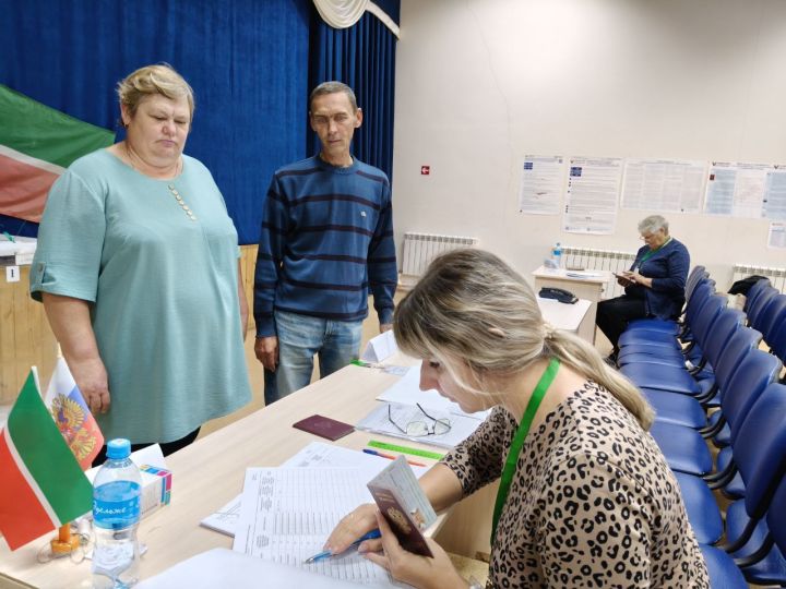 Голос семьи, голос солдата: на избирательном участке в Старом Токмаке царит особая атмосфера