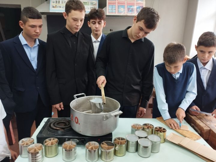 Кадер укучылары яңа уку елыннан янә окоп шәмнәре ясауга кереште