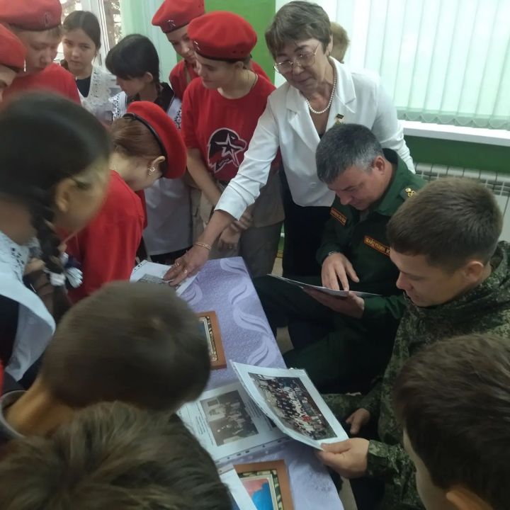 Батырлык дәресе: Югары Мәлем мәктәбендә хәрби егетләр белән очрашу узды