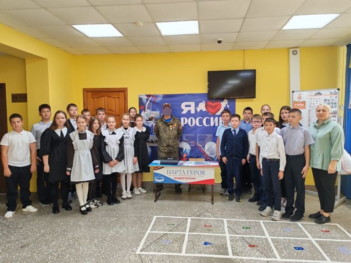 Хәрби батырлыгы өчен медальләр белән бүләкләнгән Зәй егете 1нче мәктәп укучылар белән очрашты