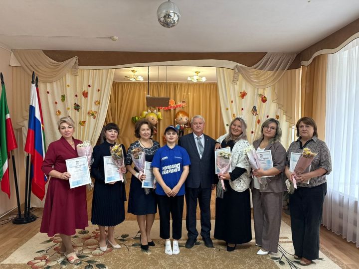 В Заинске поздравили воспитателей детского сада «Дружная семейка»