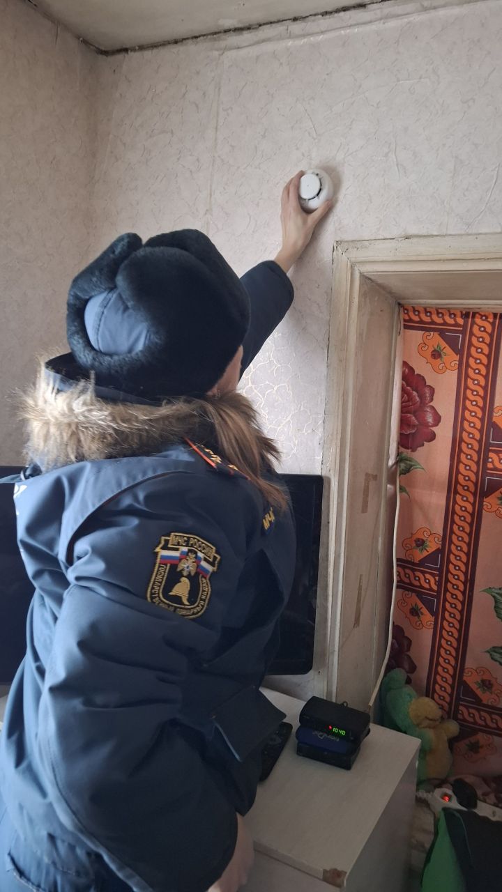 Забота в подарок: как спасатели Заинска помогли многодетным семьям встретить Новый год в безопасности