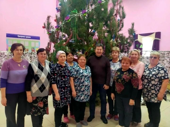 Виталий Агапов навестил малую родину: народный артист поблагодарил волонтёров Савалеево