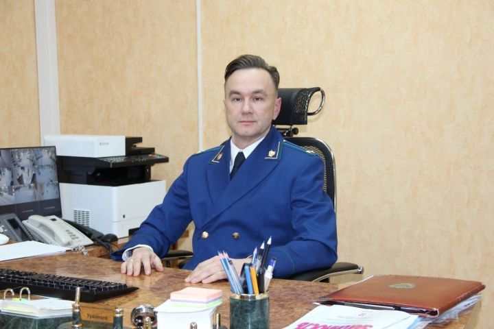 Зәй шәһәре прокуратурасы хезмәткәрләре һөнәри бәйрәмнәрен Казанда тантаналы чарада каршылый
