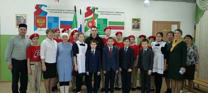 Югары Мәлем мәктәбендә Жуков медале белән бүләкләнгән егет белән очрашу узды
