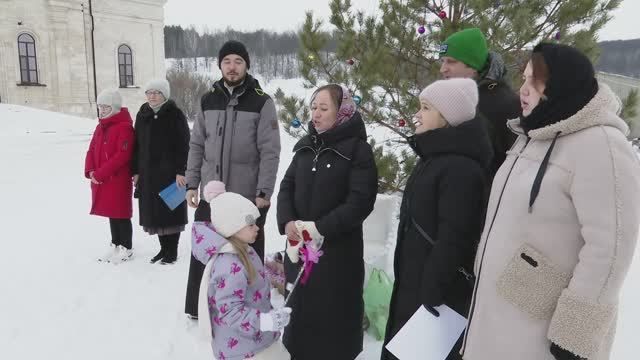 На территории храма Архангела Михаила зажглись огни рождественской ёлки