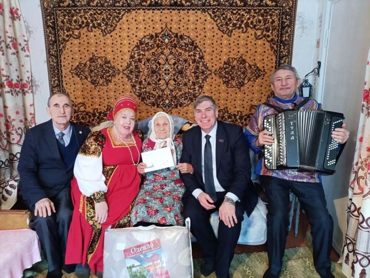 В Заинске с 97-летием поздравили труженицу тыла Марию Корноухову