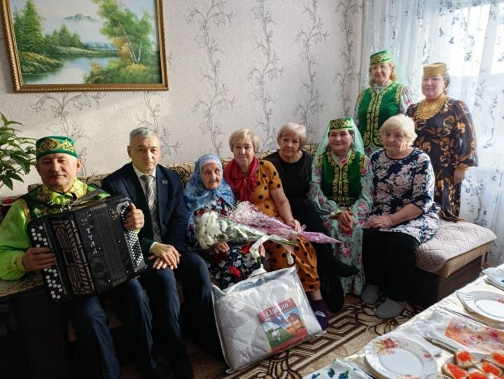 Зәйдә тыл хезмәтчәненә хөрмәт күрсәтелде