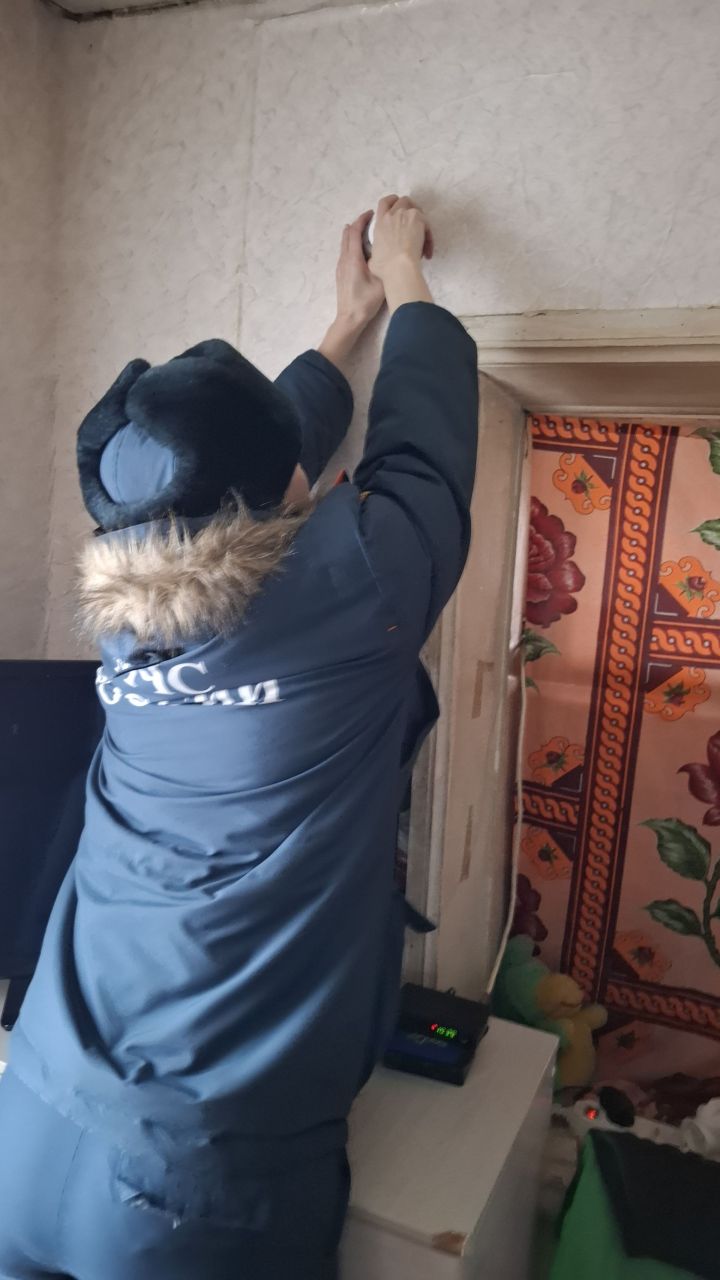 Зәй инспекторлары күп балалы гаиләгә Яңа ел бүләге итеп янгын турында хәбәр итүче автоном  җайланма урнаштырды