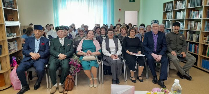 Зәй китапханәчесе үз китабын киң катлам укучыларга тәкъдим итте